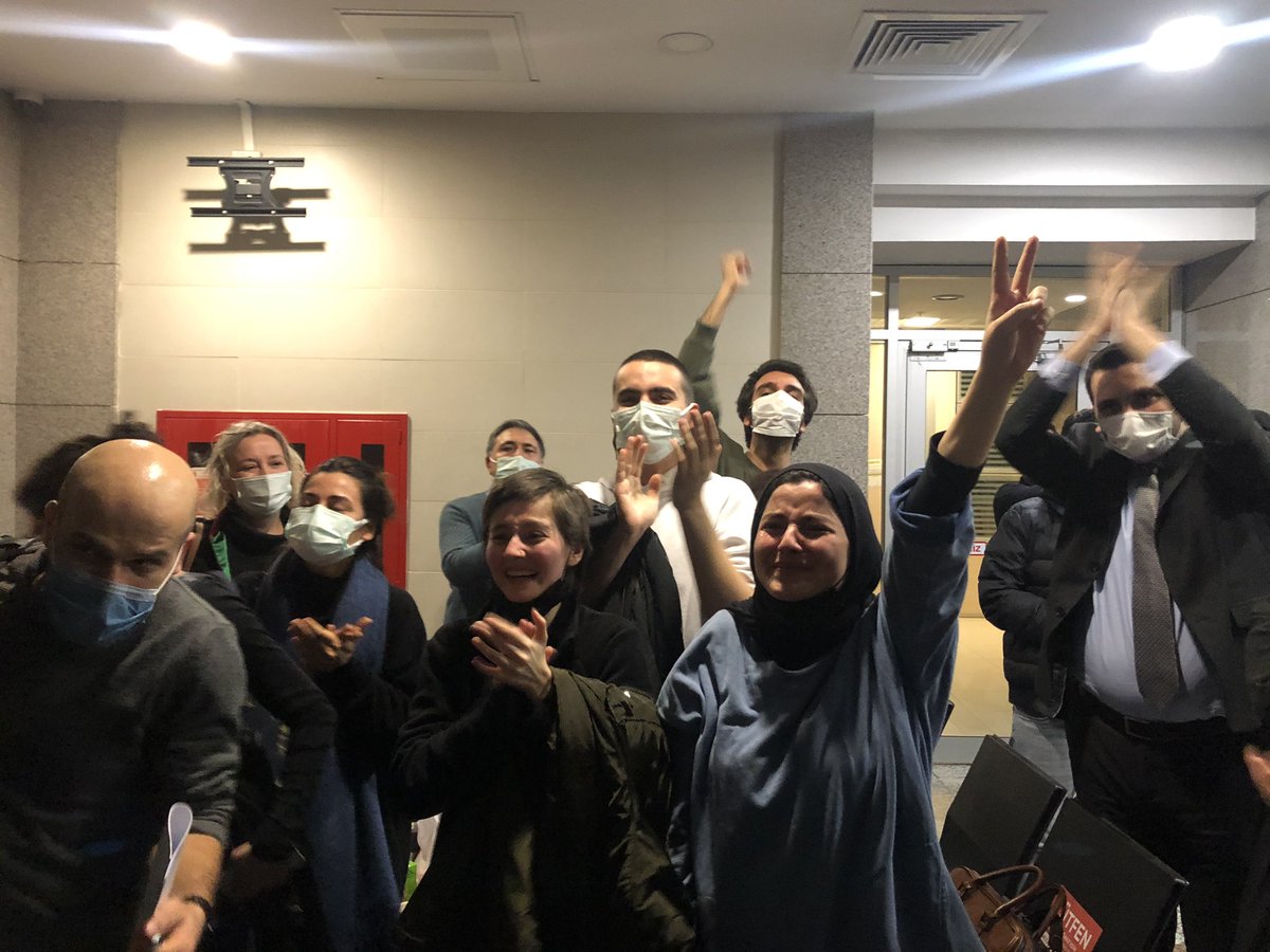 Serbest bırakılan öğrenciler ✌️

#BogaziciDireniyor 
#Arkadaslarımızıİstiyoruz