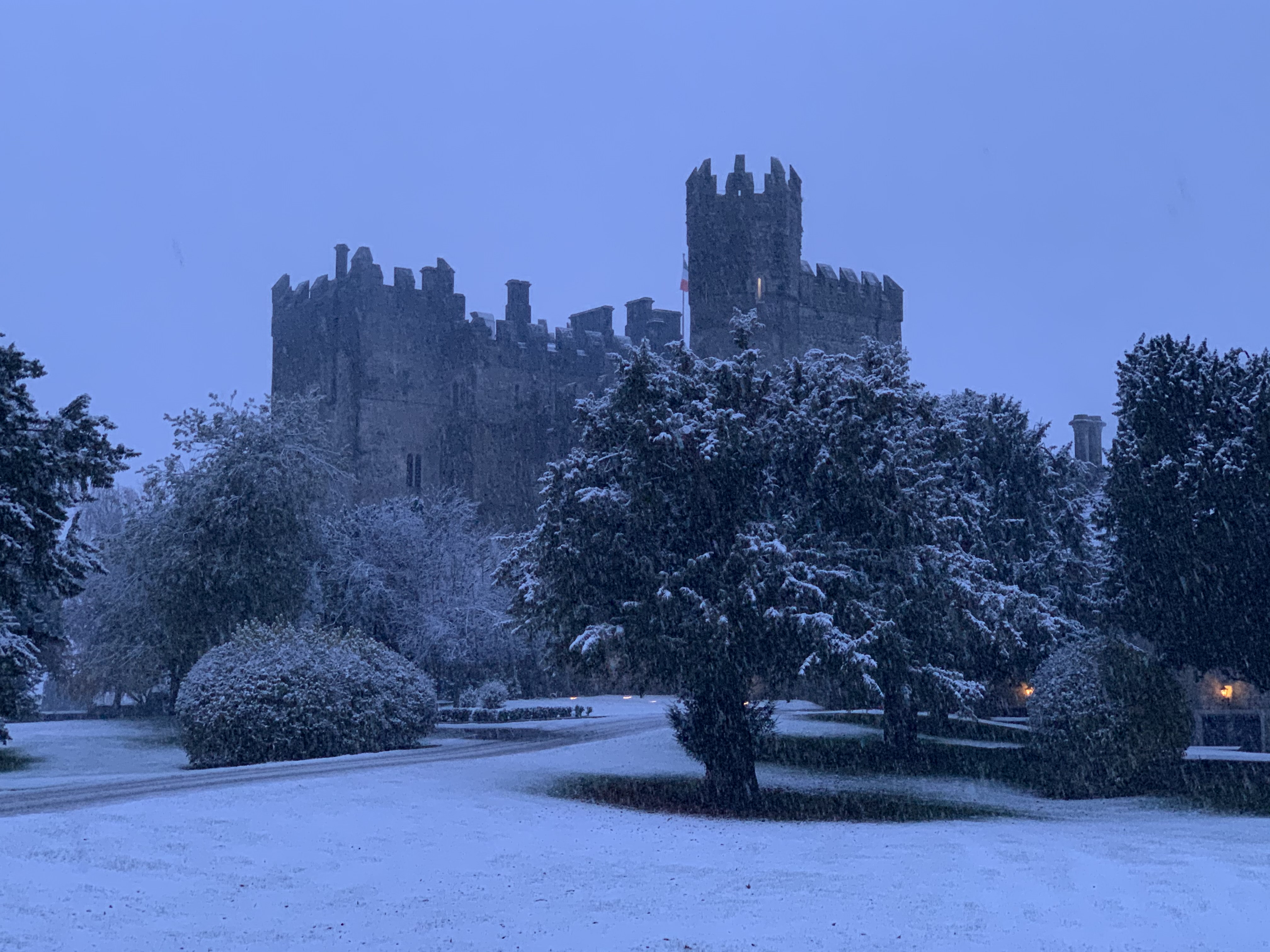 アイルランド大使館 Ireland In Japan アイルランドお城巡り キルデア県の Kilkeacastle も時として白い衣をまといます ダブリンから1時間で訪れることのできるこのお城は 年の コンデナスト トラベラー リーダーズ チョイス アワード