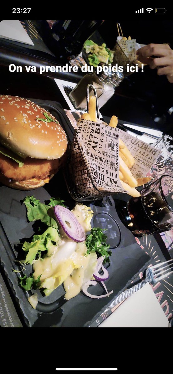 LxdYox's tweet photo. Y’a un mec sur Insta c’est un flic et vu qu’il sont en déplacement ils ont droit d’aller au resto ?!?! Elle est où l’amende ??!?! https://t.co/78L1WIBmXm