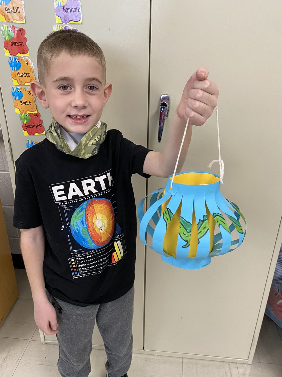 harrisartroom's tweet photo. Did you know the Chinese New Year is Friday, February 12? Well our first graders are making Chinese Lanterns to learn about the celebration! Have a look! @monroeprimary #artlessonsforkids #primaryart #monroeprimary # https://t.co/HytbxRKqgQ
