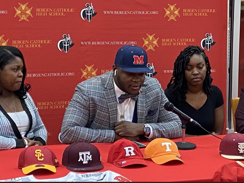 Big congrats to <a href="/TywoneMalone/">Tywone Malone</a> on signing his NLI live on <a href="/espn/">ESPN</a> today to play football and baseball at <a href="/OleMissFB/">Ole Miss Football</a>! 

#deusvult⚔️ #bcbrotherhood🇬🇬