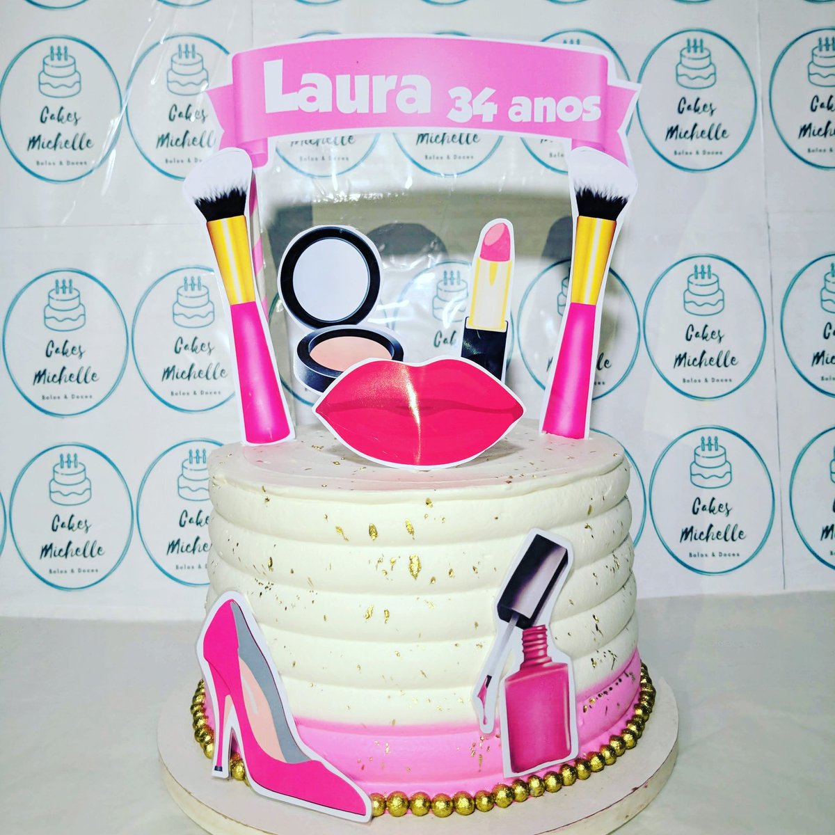 Cakes Michelle on X: Bolo decorado em chantilly com tema