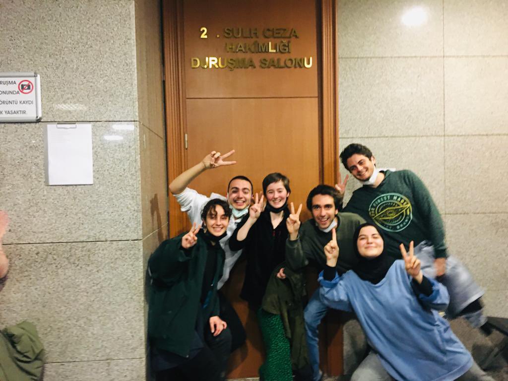 Biz iktidar ve kapı kulları gibi yalan makinesi değiliz.  #Arkadaslarımızıİstiyoruz dedik mi sonuna kadar gidip #ArkadaşlarımızıAldık diyoruz! 

DİRENİŞ BÜYÜYOR BÜYÜYECEK VE ELBET BİZ KAZANACAĞIZ 🌈