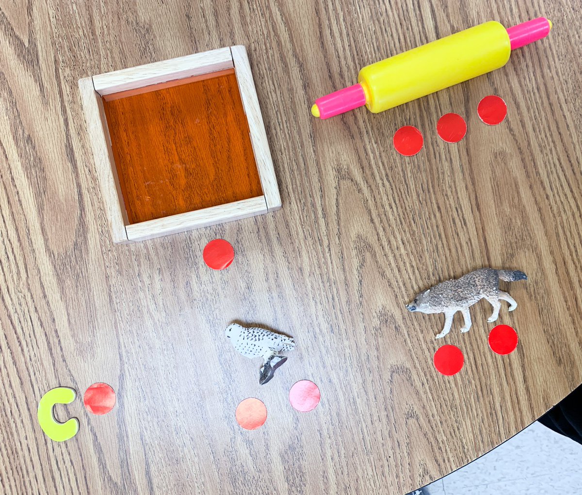 KinderREMS's tweet image. Counting syllables!👏🏼👏🏼 Clapping helps us hear the “beat” and “count clapping” into our hand helps us keep track of the number we hear!✌🏼

Listening for the beat reminds us of music class! 🎶🎵