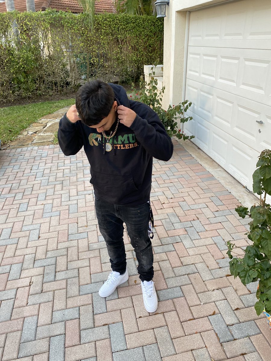 1kLeo_'s tweet photo. extremely blessed for this moment. ready to start working 🐍 https://t.co/DUcsnMEsmn