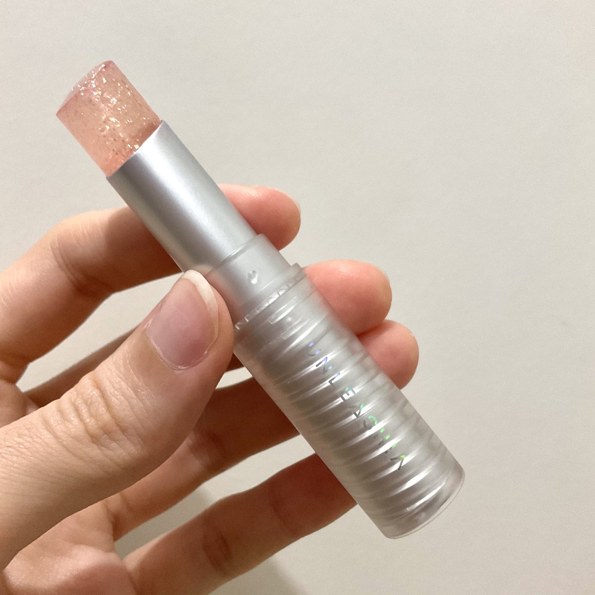 paryreview's tweet photo. ลิปบาล์มยูนิคอร์น มินิมอล ของ Unleashia ในรูปสี Craver เนื้อลิปบางดี ให้ความชุ่มชื้นประมาณนึง ทาแล้วเปลี่ยนสีเป็นสีชมพูจาง ๆ กลิตเติร์ทาแล้วก็ไม่ได้เห็นชัดอะไร มีเป็นลูกเล่นสวย ๆ เฉย ๆ แหละ

#unleashia #ใช้จริงรีวิวจริง #HowtoPerfect https://t.co/LU4KhAbD6Q
