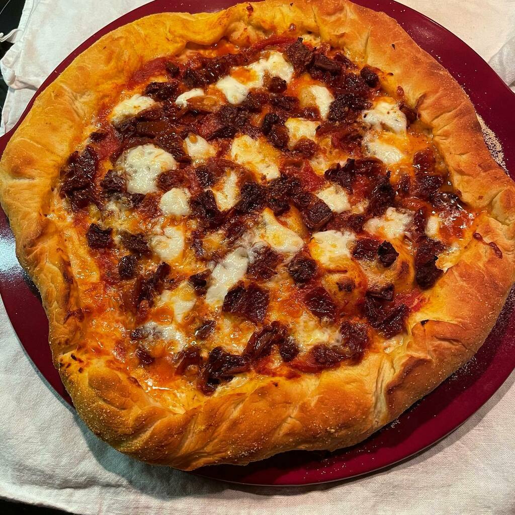 Last #homemade #pizzanight : #sundriedtomatoes & #mozzarelladibufala #pizza with #cheesestuffedcrust 🍕 #homemadecrust #homemadetomatosauce #mozzarella #buffalomozzarella #cheese instagr.am/p/CK2af2-Hr4b/