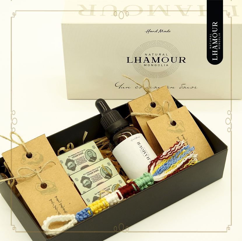 LHAMOUR-с үндэсний өв соёлыг хадгалсан сар шинийн бэлгийн багцаа танилцуулж байна.
Багц №1