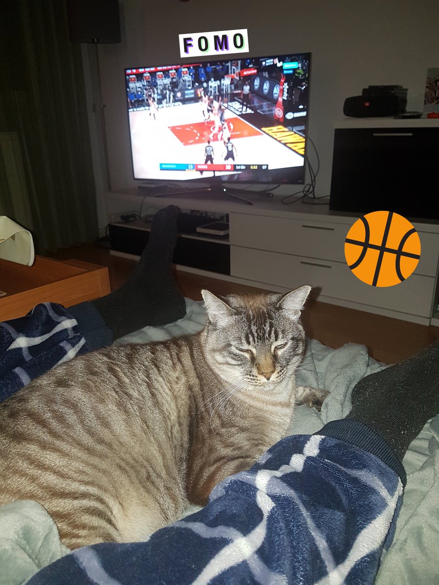 anelkaiser's tweet photo. Con el clásico pijama regalo materno y gato- calefactor #dormiresdecobardes

Me falta @mejorlohablamos https://t.co/NM2ShUkAm9