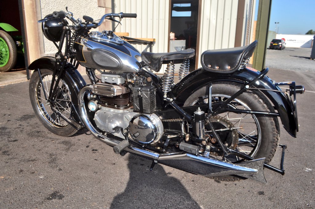 BulldogBDX's tweet photo. Right. That is enough. Heading to sleepy town. Not even going to bother with any alliteration but just leave you with this beautiful #Ariel #Square4 @squariel in the care of the brilliant #JamesBlackRestorations #Meghaberry #Ballinderry #classicbikes @classiccars #artillery https://t.co/TDkRAoybMf