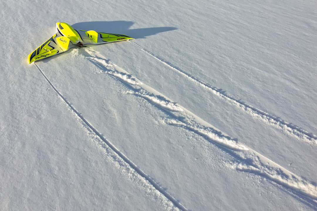 RCRoundtable's tweet photo. Was it cold? Yes.
Was it worth it? Also yes!

The more I fly this @flexinnovations  Piraña, the more versatility I find. It's a fun airplane! Review coming soon to 'Model Aviation' magazine.

PS- check out the prop marks in the snow.

#rcroundtable #6S #rcplane #rcpilot #iflyama https://t.co/beIjZsfwK4