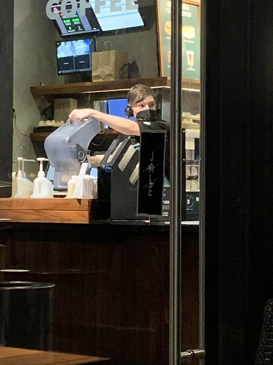 JeltyTV's tweet photo. Jelty starbucks https://t.co/AiOKxt0LXn
