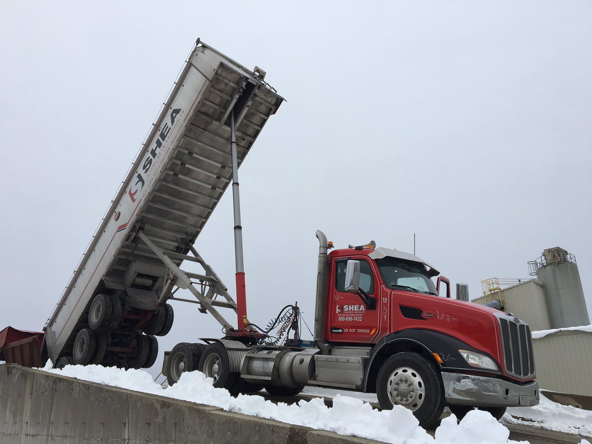 SheaConcrete's tweet photo. Our @PeterbiltMotors & @MACTrailerMFG combo delivering value on a beautiful New England Winter day! Everyday is a truck show at Shea Concrete Products #precastconcrete #peterbilttrucks #mactrailers #madeintheusa🇺🇸 #newengland #thesheaway #industryleader https://t.co/OKTOietzEV