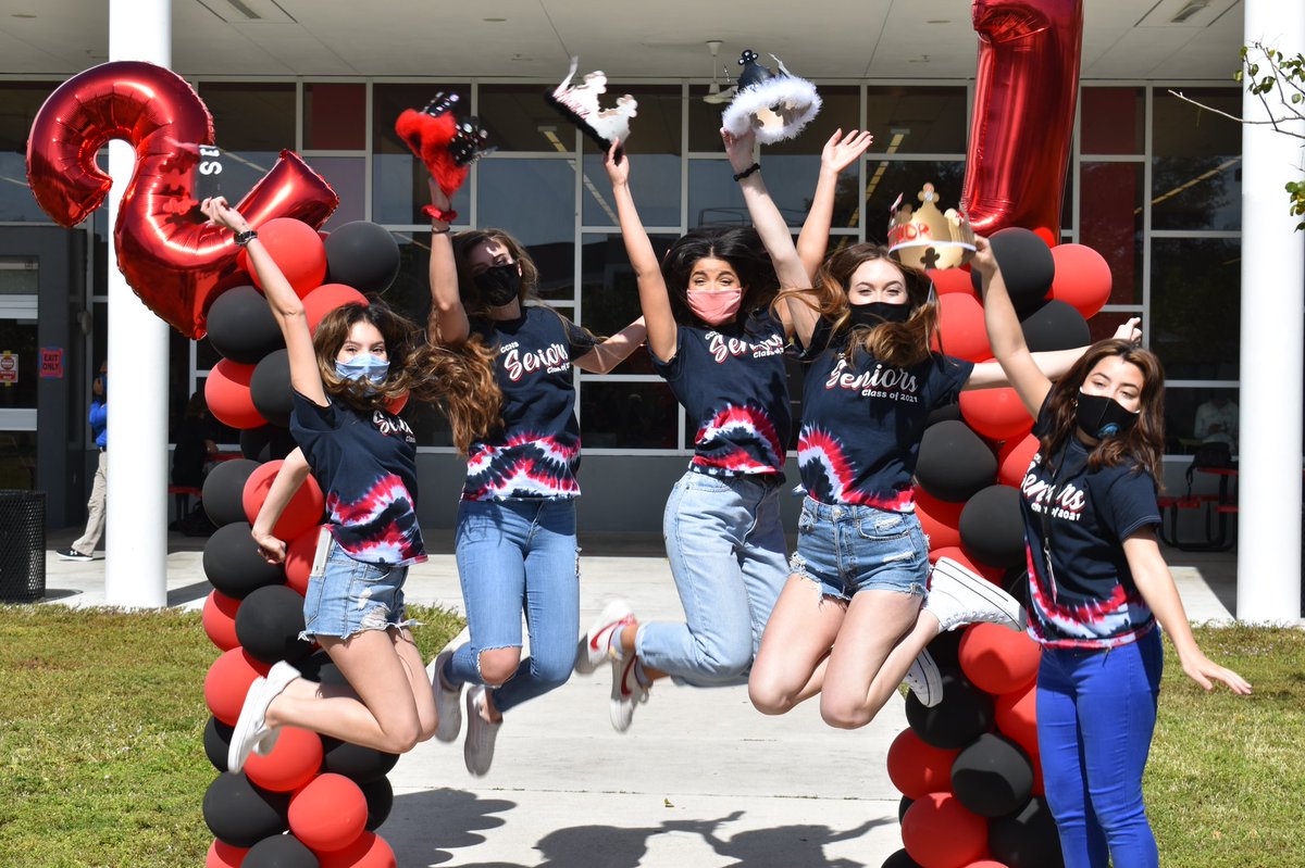 cchslariat's tweet photo. Senior Kickoff for @cchs2021 was this week! Check out Online Editor-in-Chief @emmahhuertaa‘s article and head editor @Sasheen0910’s gallery at the link below. ❤️🎓🤍

https://t.co/ve6ALa1FTl https://t.co/4lI79JRTCu