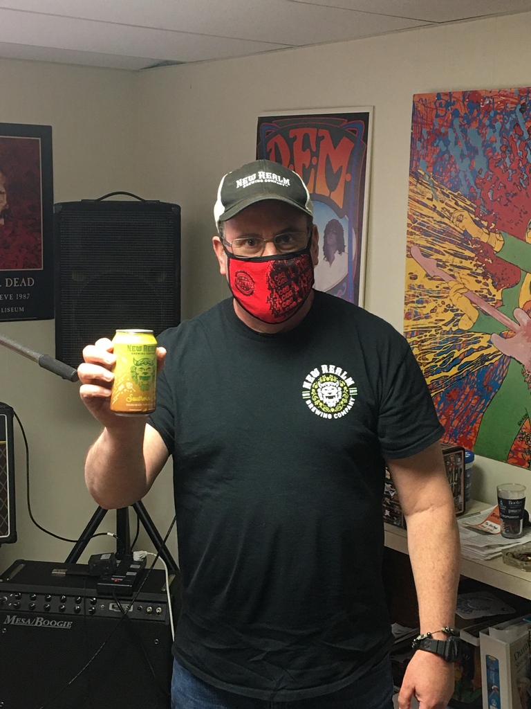 ACESANDALESTENA's tweet photo. ROCK STAR BREWER RIGHT HERE @mitchhoptripper SLAYING MASK LIFE! #CHEERS #BrewGOD #BREWKING #BEER #BREWING #MUSIC https://t.co/Xf9zeqoAQF