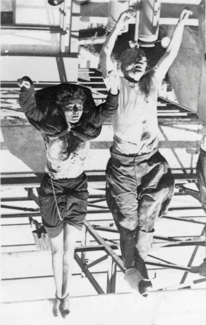 FotosDeFatos's tweet photo. Mussolini tentou fugir para a Suíça com sua amante Clara Petacci num comboio de soldados alemães, partigiani italianos interceptaram, o reconheceram e fuzilaram junto com Clara.

Os corpos foram levados a Milão e expostos, pendurados de cabeça para baixo, na praça de Loreto. https://t.co/lw3ydZm7AE
