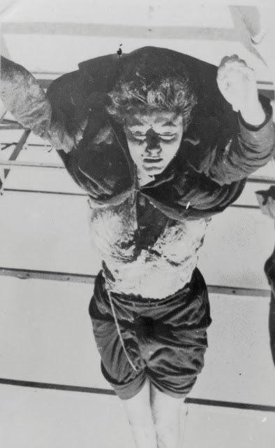 FotosDeFatos's tweet photo. Mussolini tentou fugir para a Suíça com sua amante Clara Petacci num comboio de soldados alemães, partigiani italianos interceptaram, o reconheceram e fuzilaram junto com Clara.

Os corpos foram levados a Milão e expostos, pendurados de cabeça para baixo, na praça de Loreto. https://t.co/lw3ydZm7AE