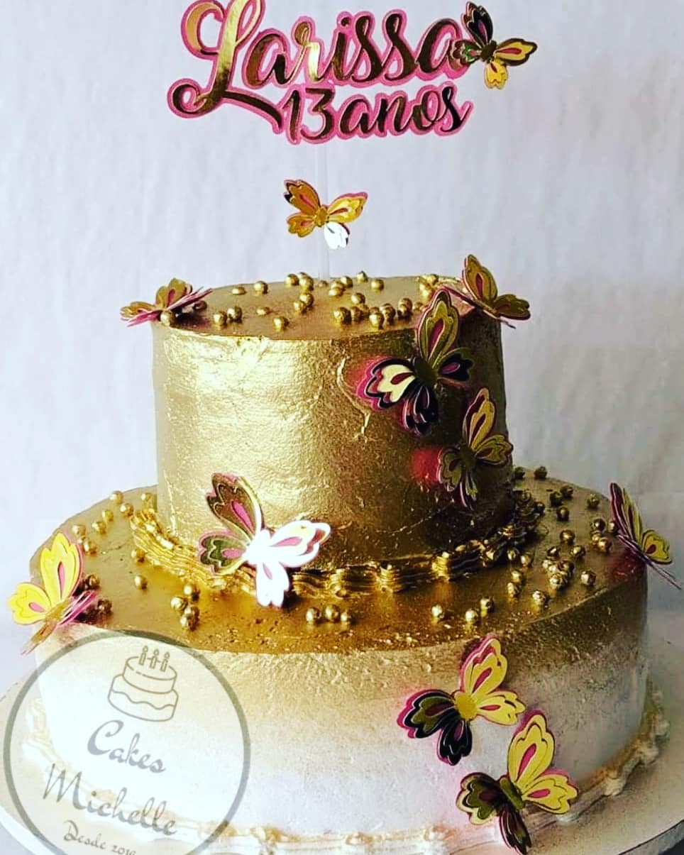 Cakes Michelle on X: Bolo e cupcakes decorados em chantilly com