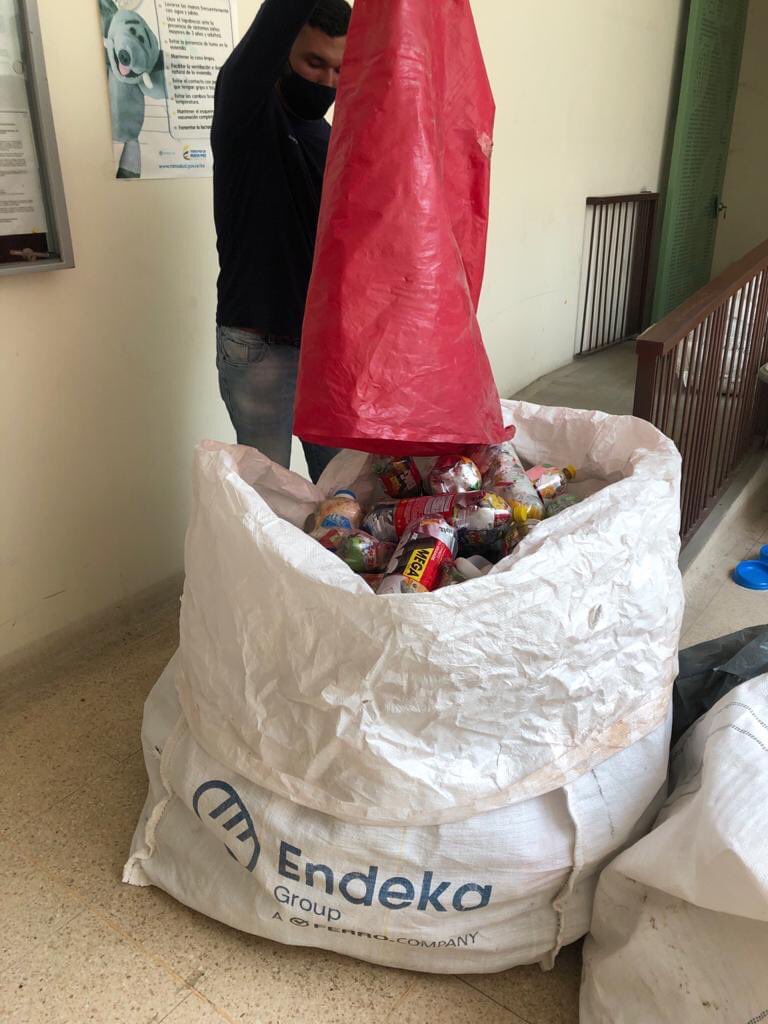 AlcaldiaBarbosa's tweet photo. La Secretaría de Agricultura, Medio Ambiente y Desarrollo Económico realizó entrega de 810 kilos de botellas con plásticos a la Fundación Botellas de Amor, las cuales no llegarán a las quebradas, ríos, humedales o al mar.

#CIDEAM #BarbosaAmbiental https://t.co/4h5nb1b94Y