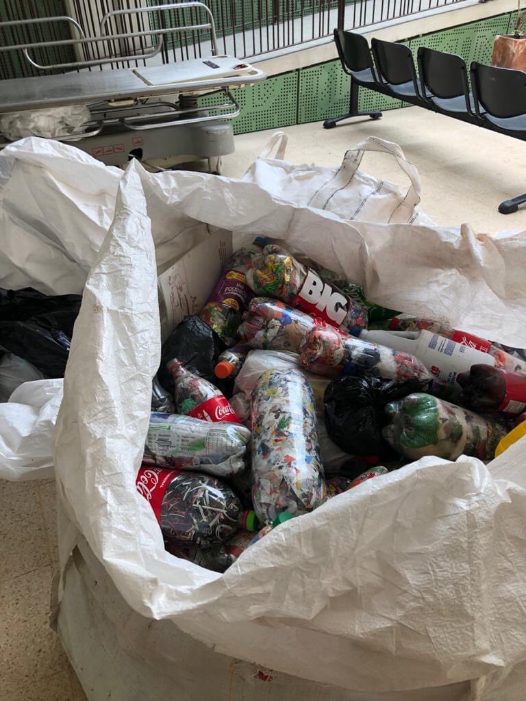AlcaldiaBarbosa's tweet photo. La Secretaría de Agricultura, Medio Ambiente y Desarrollo Económico realizó entrega de 810 kilos de botellas con plásticos a la Fundación Botellas de Amor, las cuales no llegarán a las quebradas, ríos, humedales o al mar.

#CIDEAM #BarbosaAmbiental https://t.co/4h5nb1b94Y