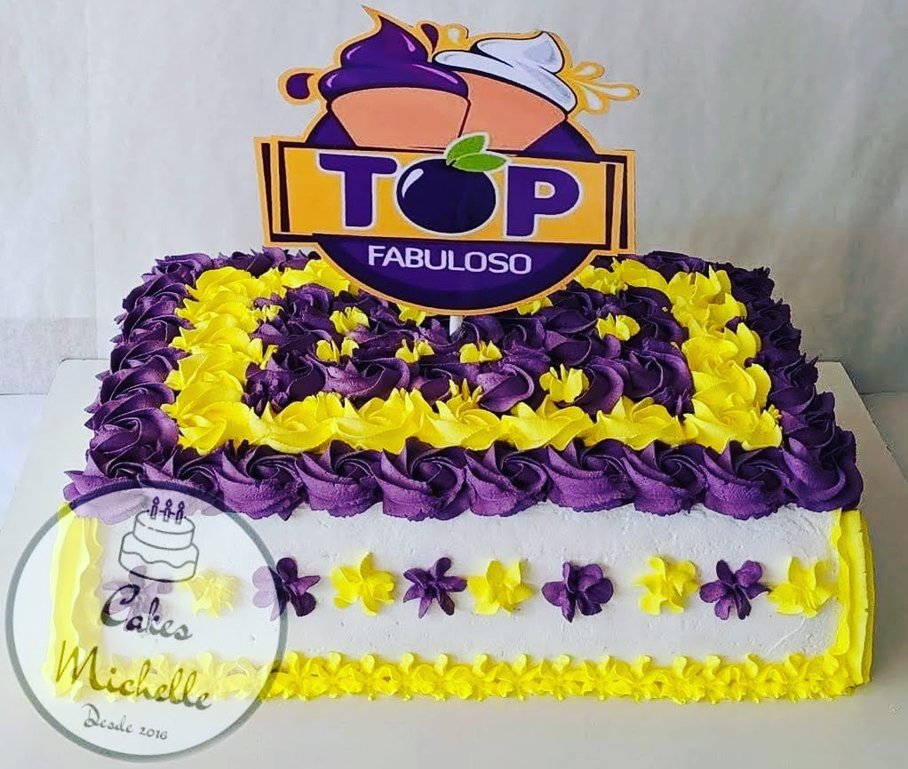 Cakes Michelle on X: Bolo decorado em chantilly, rosa com dourado