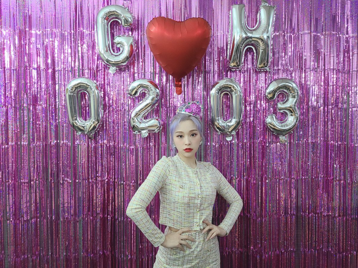 gahyonn's tweet photo. how was my live on V App yesterday? i was so nervous, it's been so long!! hehet. but i think i did it well because you were with me, Insomnias ✨ i want to see you soon. hing T - T i love you, Insomnias!! 🥰❤ https://t.co/8zAS2FCqcG