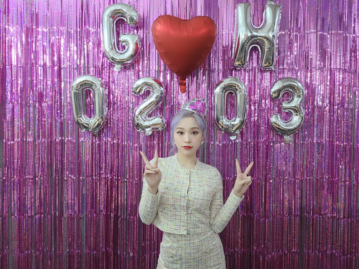 gahyonn's tweet photo. how was my live on V App yesterday? i was so nervous, it's been so long!! hehet. but i think i did it well because you were with me, Insomnias ✨ i want to see you soon. hing T - T i love you, Insomnias!! 🥰❤ https://t.co/8zAS2FCqcG