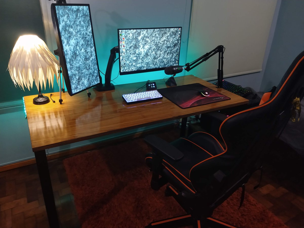 CarapezzaSanti's tweet photo. @thiagoperelsz Faltaria upgradear a futuro la pc que esta bien pero tengo para rato y despues un pad de @KeyboardsMystik dentro de poco

Faltan los auris q no estan el la foto que son unos hyperx cloud flight https://t.co/YcHsbm7KTQ