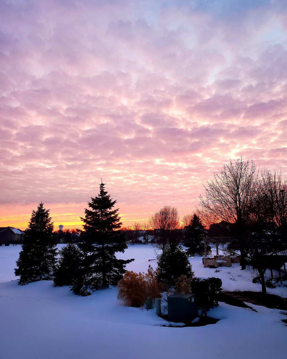 purneshr's tweet photo. Fire in the Sky...Sunset in the Sea of White... Right in the backyard ❄🌤😅 https://t.co/oSnl7dNDW4