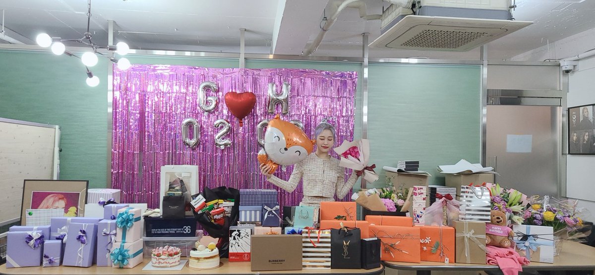 gahyonn's tweet photo. look at all the presents!! hwaa, thank you so much for giving me so much love. i'm the happiest person eveeeer! ⭐ https://t.co/a1NJtxmQCW