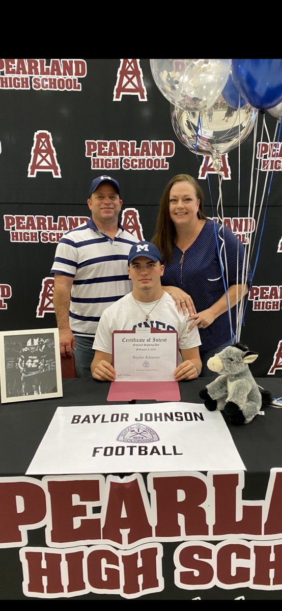 baylorjohnsonLB's tweet photo. This start of big things! Thank you to everyone who came out to support me. Glad I had most of my best friends signing beside me⚒ #HelluvaEngineer https://t.co/KMpbBm8C6W