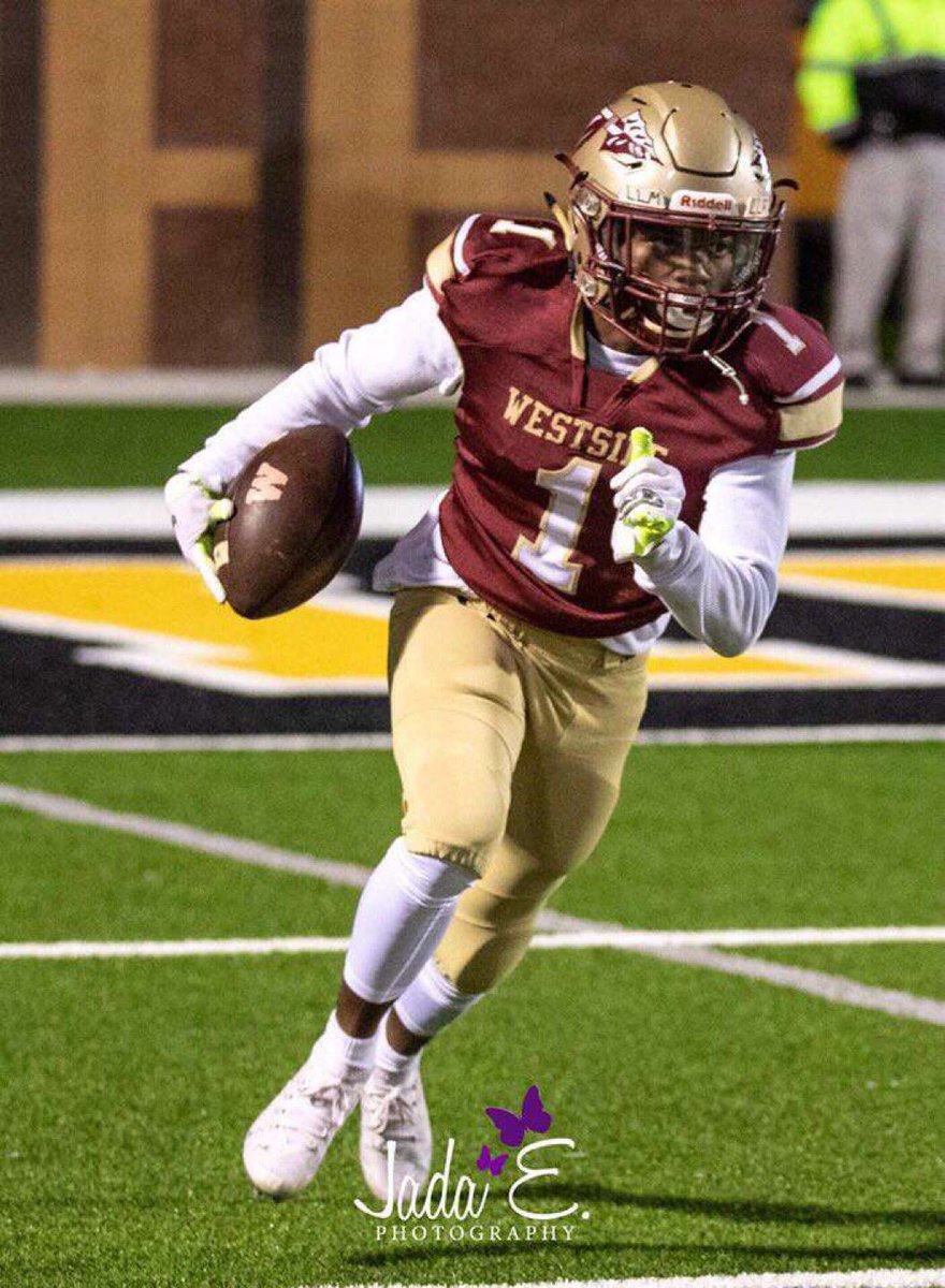 ScooterRisper's tweet photo. College coaches. Get at these unsigned Seniors! Real dogs just looking for opportunities. #Sleepers🤞🏾 @_MarquisT1 @VanseanJ @Takendre2 @AdkinsQuamae https://t.co/GVzvivBUlj