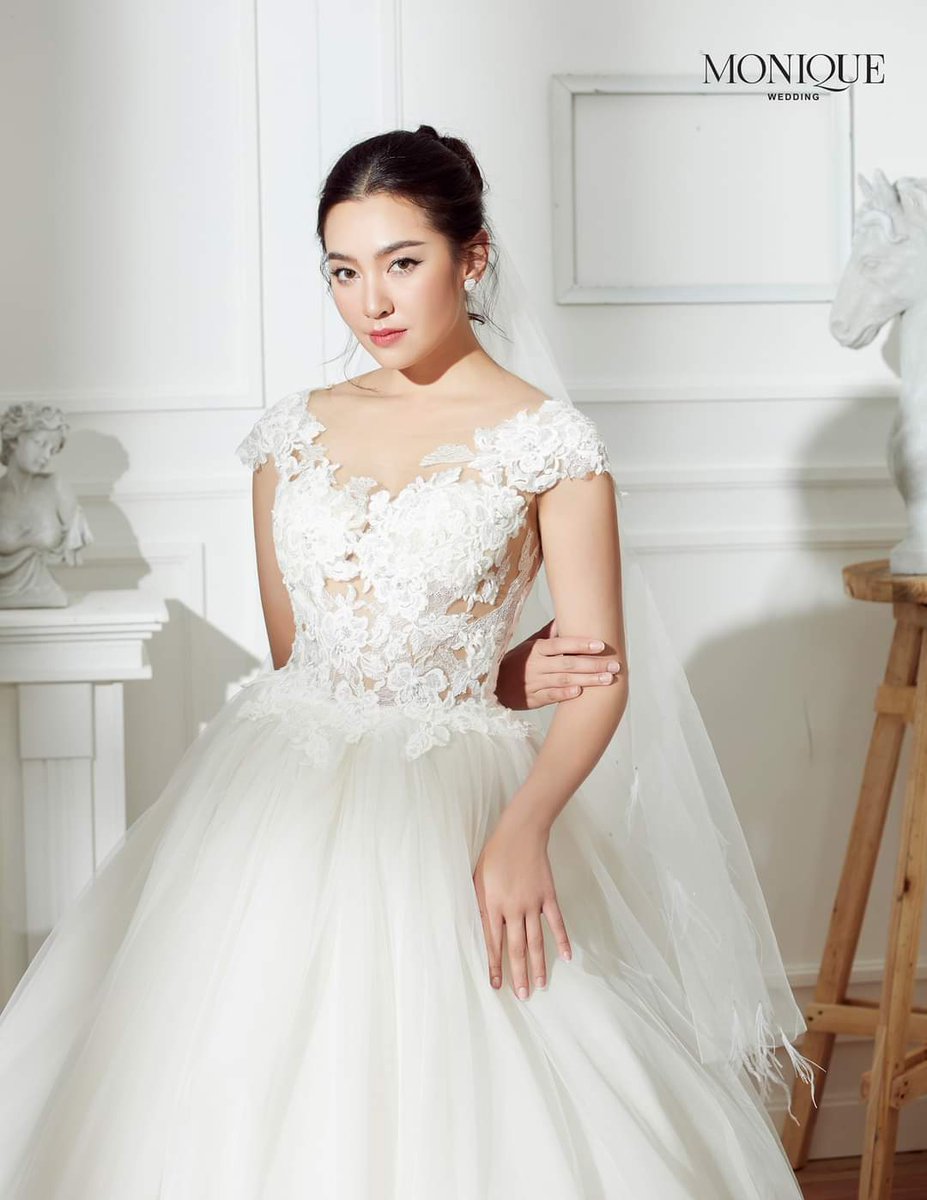 we_arebellaclub's tweet photo. สวยมากกก 👰🏻 #bellacampen #เบลล่าราณี  
.
NEW COLLECTION | ELEGANT🤍BELLA
BRIDAL LOOK FROM MONIQUE 2021
📌 https://t.co/Sk4DhPBrDQ

#WeddingCreation #WeddingCreationMagazine
#MONIQUEWeddingbkk
Cr.FB : Monique Wedding https://t.co/iQuPSTApjO