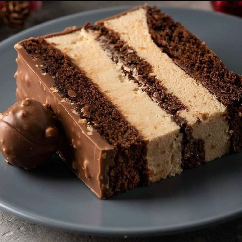 Hazelnut and chocolate is a dream combo🤤 🤤 

Credit: @crazycravingtales on IG

#salonduchocolat #chocolate #chocolatelover #dessert