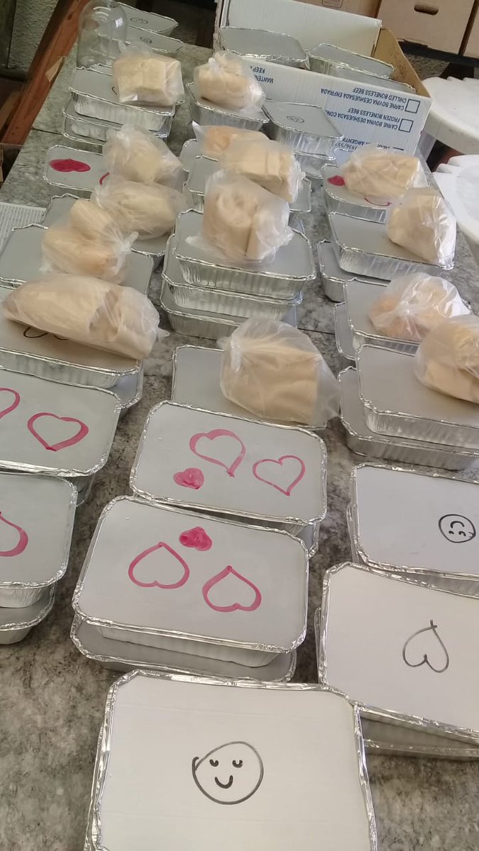 RacingSolidario's tweet photo. Entrega de viandas en el Centro Soñar para Vivir y en el Barrio Rivadavia II.
Agradecemos a #convidarte por la enorme ayuda que nos brindan!!! https://t.co/lYAUjH2ViK