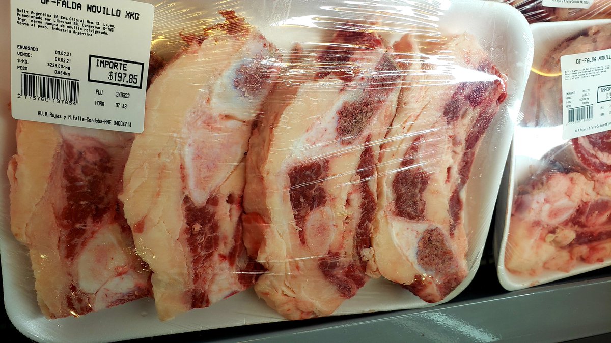 CarimSmith's tweet photo. Grasa para todos los kumpas, al menos les va a servir para limpiar la parrilla, tanto asado que votaron ahí tienen su asado, tiene el mismo contenido graso que este gobierno peronista. En Venezuela ya ni carnes tienen que entregan mortadela de dudosa procedencia...para allá vamos https://t.co/YagFWV1WbD
