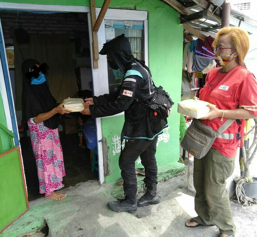 DavidWidyatmojo's tweet photo. Distributing food and medical supply for peoples who affected #pandemi 
In game i fight for stop #oripathy 
In real life i fight for stop #COVID19 

Under #indonesianredcross in #humanitarian mission 

#Arknights #明日方舟 #アークナイツ 
#cosplay #doktah #amiya #yostar https://t.co/TPwUuw4zUi