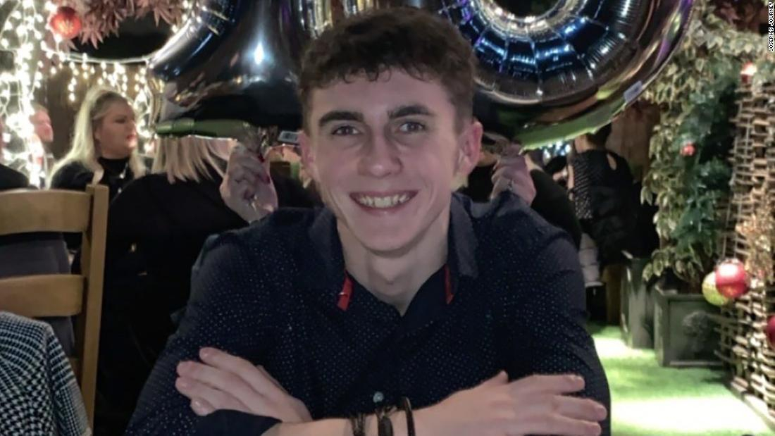 CNNEE's tweet photo. Un adolescente británico cayó en coma antes de la pandemia. Diez meses después despierta en un mundo nuevo https://t.co/JGLNgEsXZK https://t.co/CSFUZUJDld
