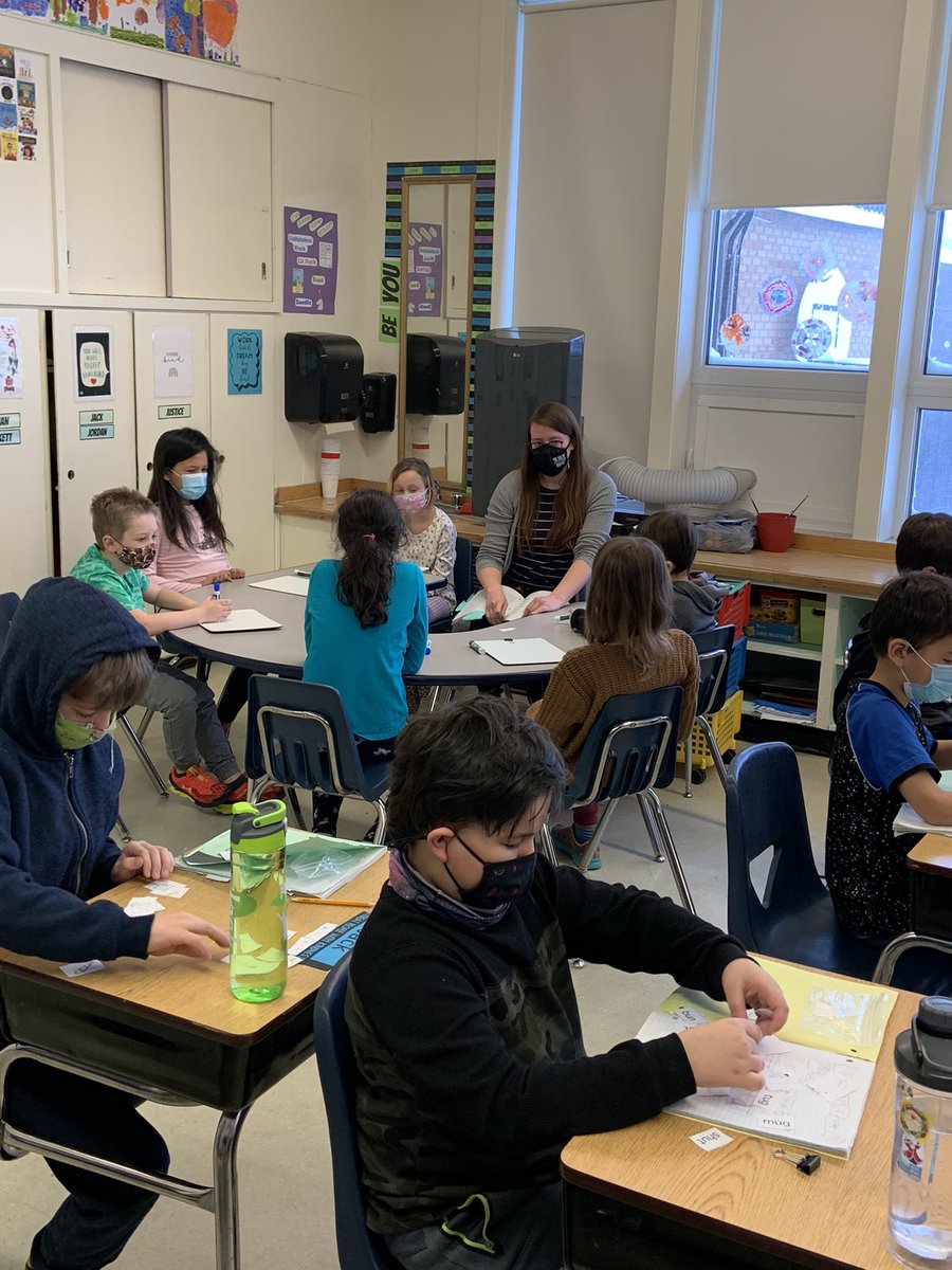 MmeAlexanderFI's tweet image. It’s Words Their Way in grade 3 @Kris_Wallington today! Quick sort and sort choice with teacher table. #learningwords #rhyming #learningtogether