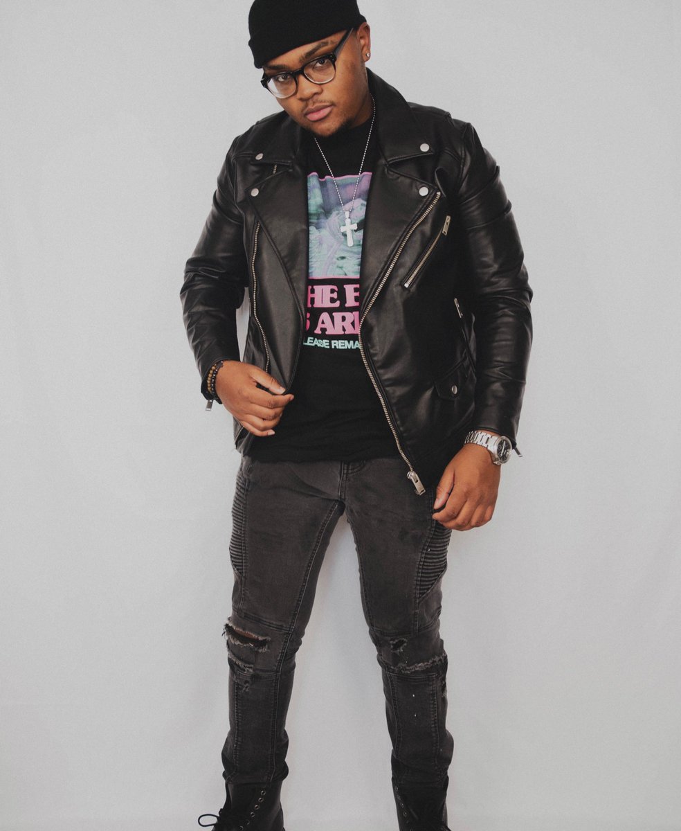 ViewssTV's tweet image. Roaring 20’s 🏁
•
•
Just a few favorites from the shoot. 
•
•
#AnotherYearLiving