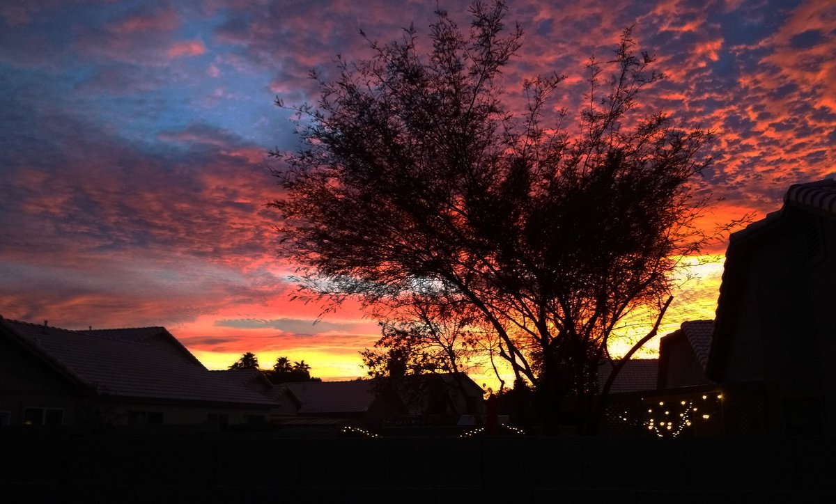 cbowers1057's tweet photo. @NWSPhoenix #arizonasunsets #nwsphoenix #falconinthedesert #chandleraz #phonepicture #chandleraz https://t.co/blEtzMwXsO