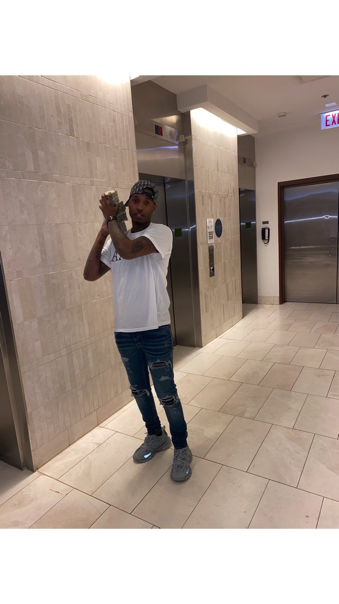 yae_dakhidd's tweet photo. Ah Get That Vibe He Turned to ah 🐍 I’m Turn Into Melly 🤧 https://t.co/yEHcIobPgs