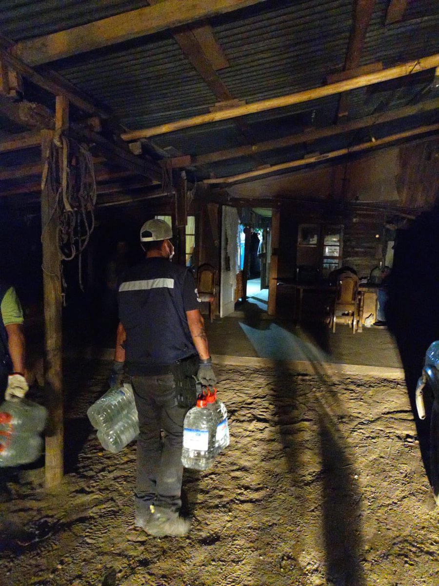 MuniSJdeMaipo's tweet image. ESTA TARDE || Funcionarios Municipales llegan con agua para bebida a vecinos de “Camino al Toyo” cerca “Estero Coyanco” que como muchos otros también perdieron sus captaciones de agua por flujo aluvional .