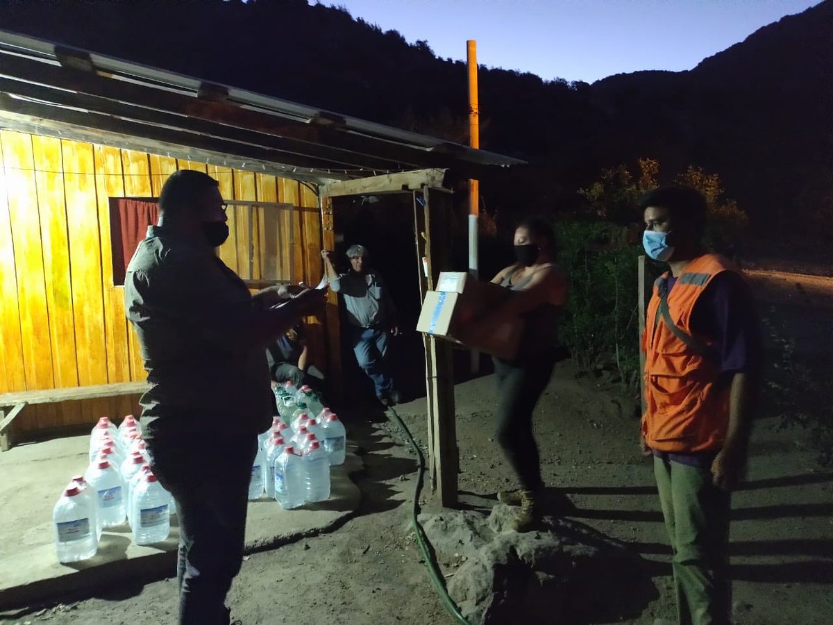 MuniSJdeMaipo's tweet image. ESTA TARDE || Funcionarios Municipales llegan con agua para bebida a vecinos de “Camino al Toyo” cerca “Estero Coyanco” que como muchos otros también perdieron sus captaciones de agua por flujo aluvional .