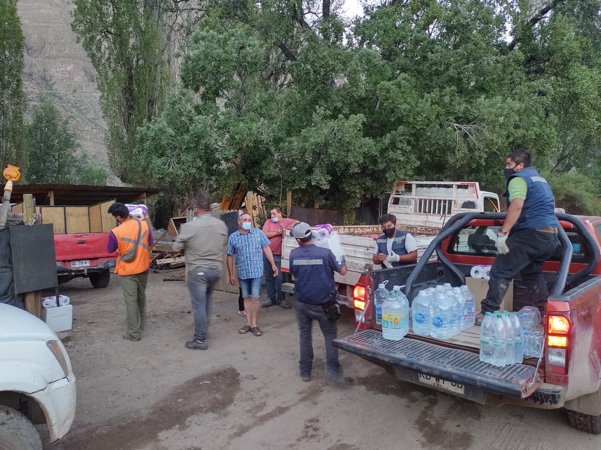 MuniSJdeMaipo's tweet image. ESTA TARDE || Funcionarios Municipales llegan con agua para bebida a vecinos de “Camino al Toyo” cerca “Estero Coyanco” que como muchos otros también perdieron sus captaciones de agua por flujo aluvional .