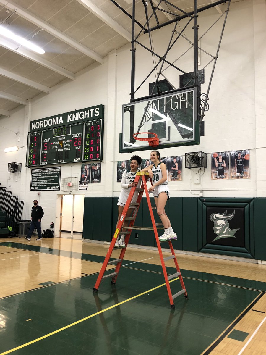 Coach_Simonetta's tweet photo. Cut those nets down! ✂️
Suburban League Champs! 🏀🏆 https://t.co/xGvPrCAU93