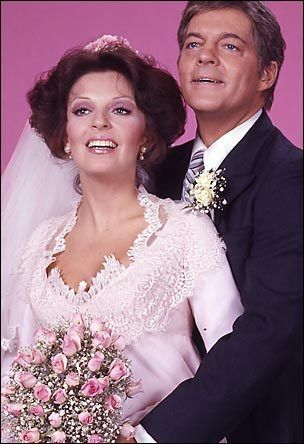 This essentially put the kibosh on the dueling weddings & Kim confessed that she & Doug really had been divorced all those years ago. Doug & Julie reunited & finally wed on October 1, 1976  #DAYS