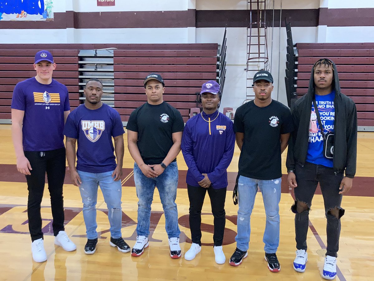 CoachFleen's tweet photo. What a great night getting to celebrate our six Skeeter football players that signed to play at the next level! Unbelievable young men that were great representatives of Skeeter Nation! Can’t wait to see what the future holds for them! #fam https://t.co/7noOUby4xk