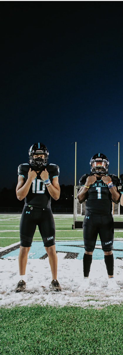 jason_johnson18's tweet photo. Senior year with my dawgs @andrewWorsham8 @drewcmorris3 https://t.co/y8LPrgszd1