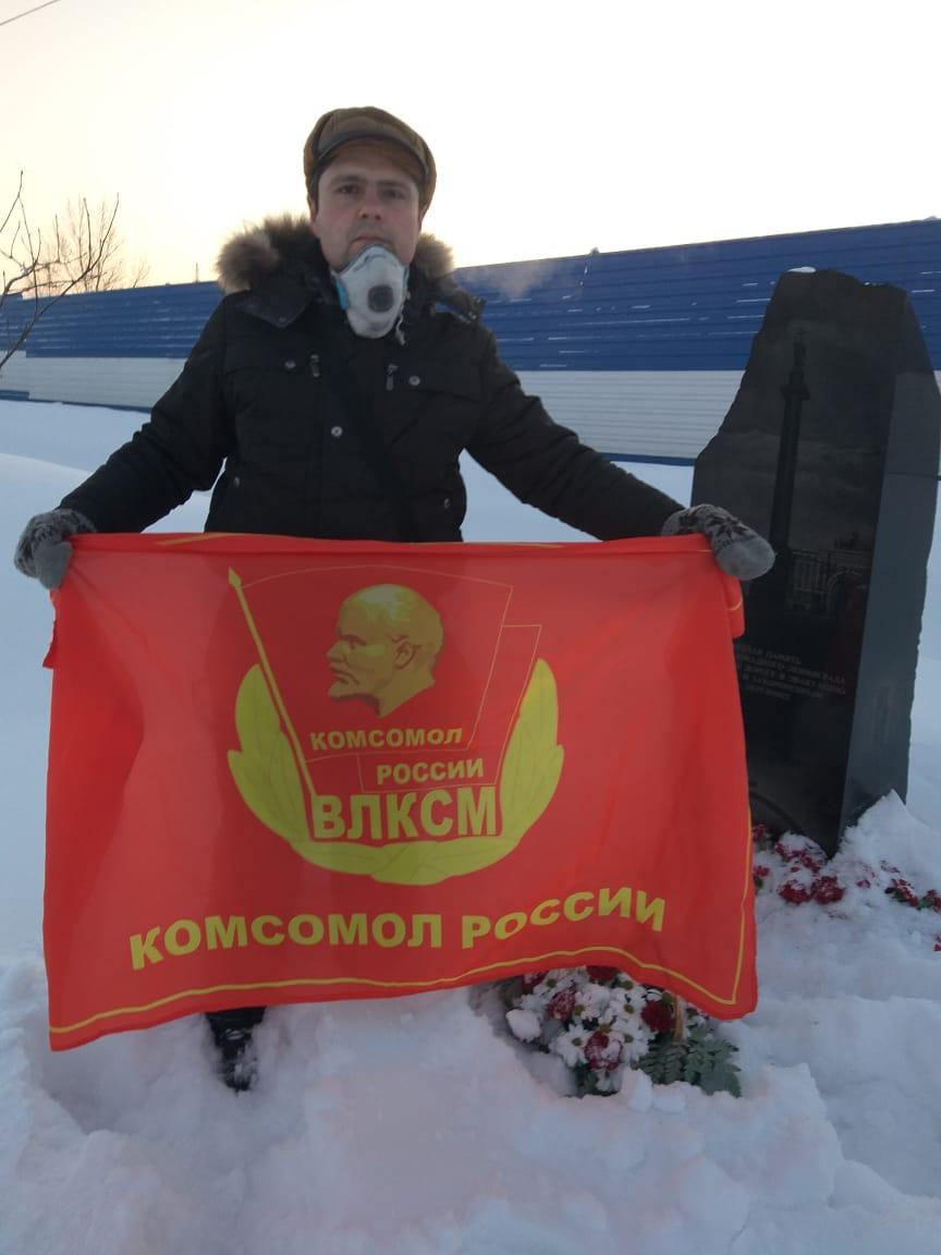 Komros124's tweet photo. Цветы к годовщине освобождения Ленинграда от фа��истской блокады https://t.co/yJXgf7Xjo9